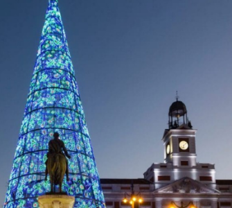 árbol de navidad con luces azules en la puerta del sol de madrid