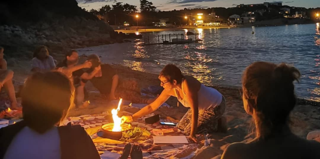 ritual con fuego en la playa