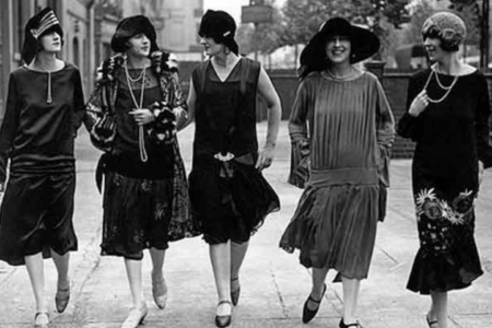Mujeres de los años 20 caminando por la calle